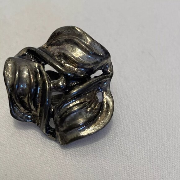 Two Pairs of Vintage Clip-on Earrings Oval & 3 Leaf Antique Looking - Picture 7 of 9